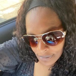 Meet your Posher, Joelle